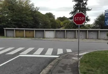 Je nadert een kruispunt met een stopbord, maar er is niemand. Moet je stoppen?